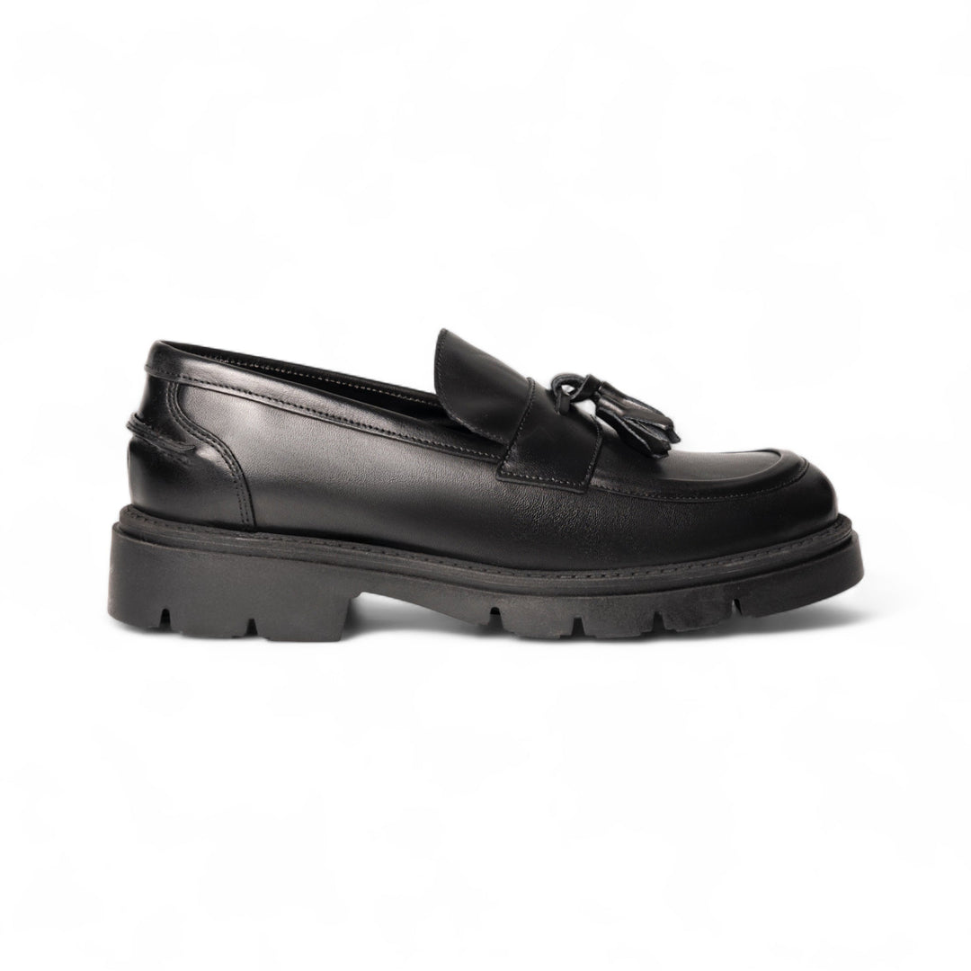 Elegante Mocassino Uomo in Vitello Nero con Suola Leggera e Nappine 0