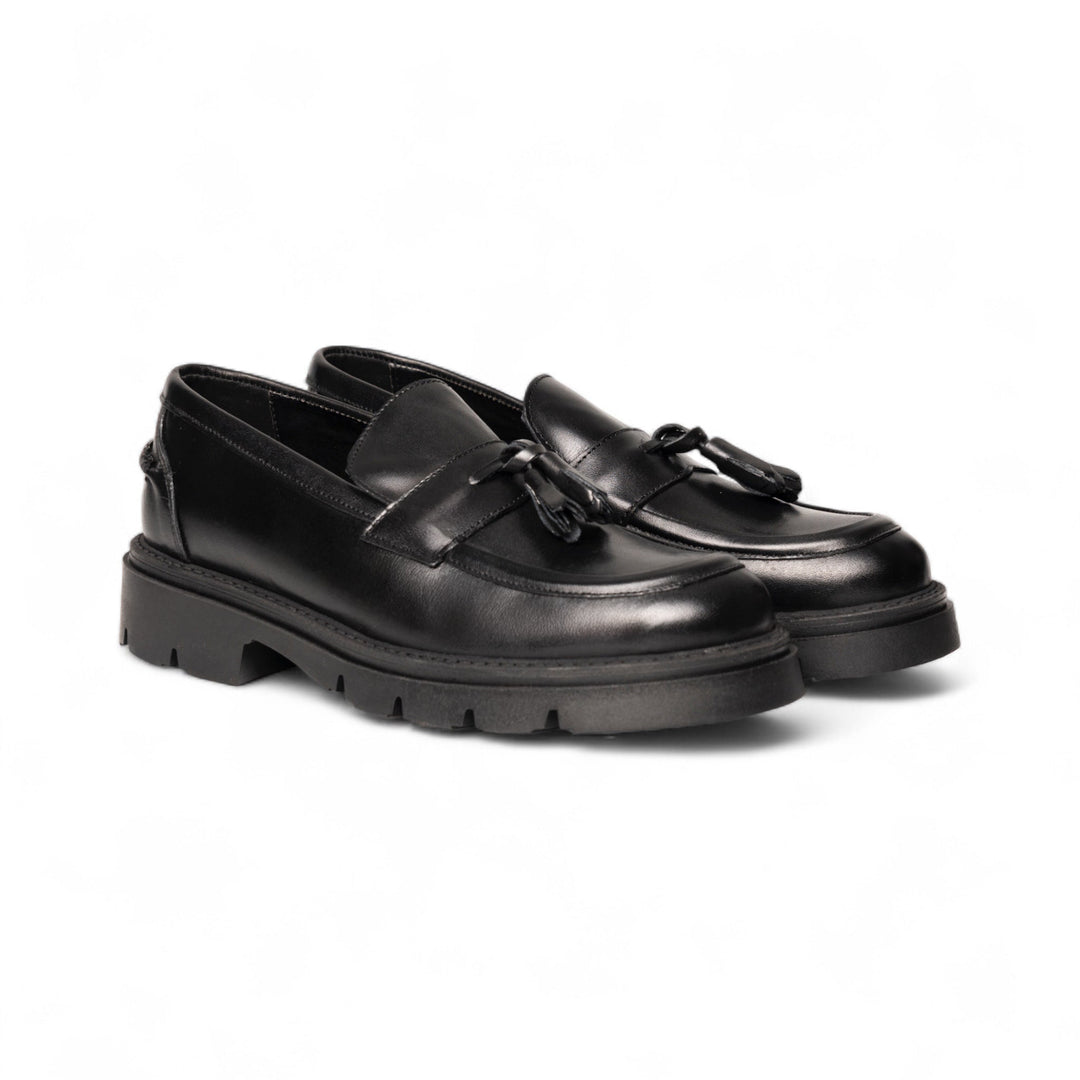 Elegante Mocassino Uomo in Vitello Nero con Suola Leggera e Nappine 1