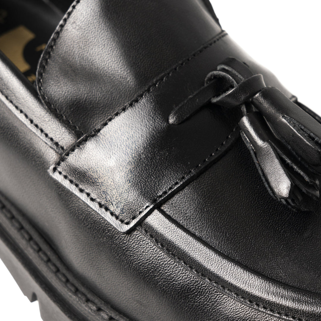 Elegante Mocassino Uomo in Vitello Nero con Suola Leggera e Nappine 2