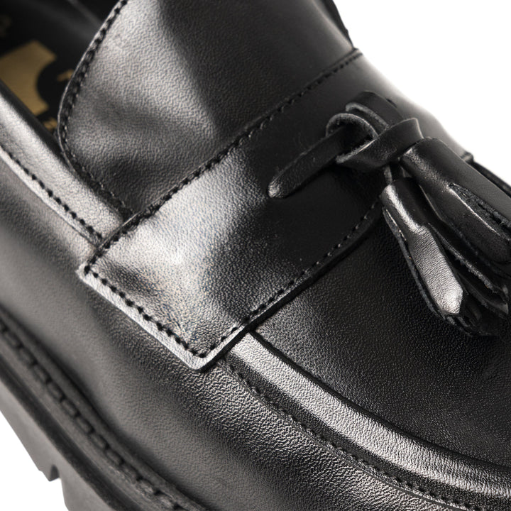 Elegante Mocassino Uomo in Vitello Nero con Suola Leggera e Nappine 2
