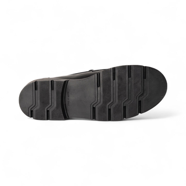 Elegante Mocassino Uomo in Vitello Nero con Suola Leggera e Nappine 3