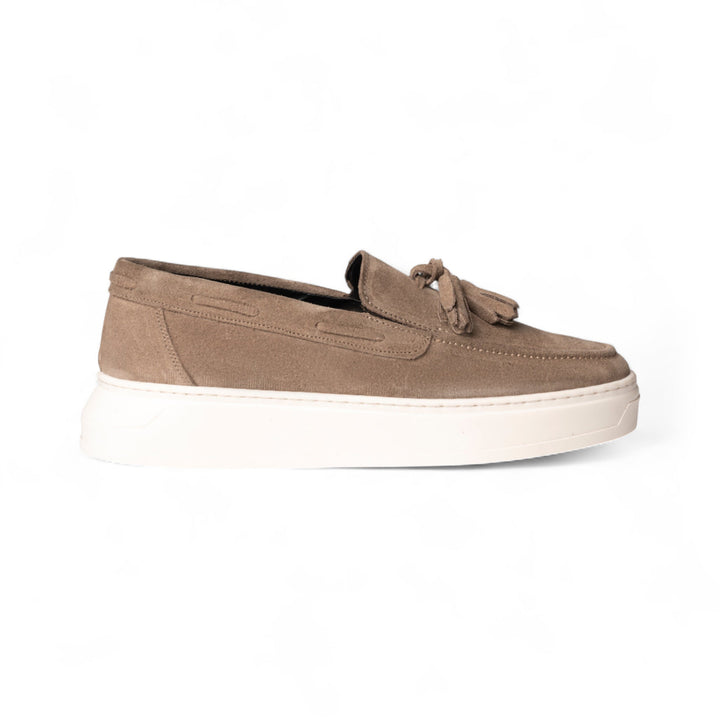 Mocassino Uomo in Camoscio Taupe con Suola Bianca Moderna Elegante 0