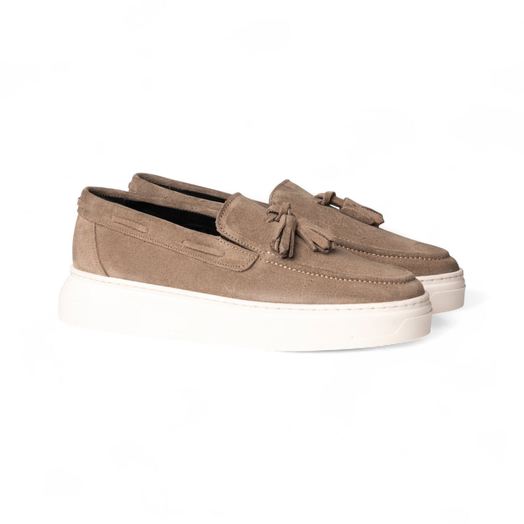 Mocassino Uomo in Camoscio Taupe con Suola Bianca Moderna Elegante 1