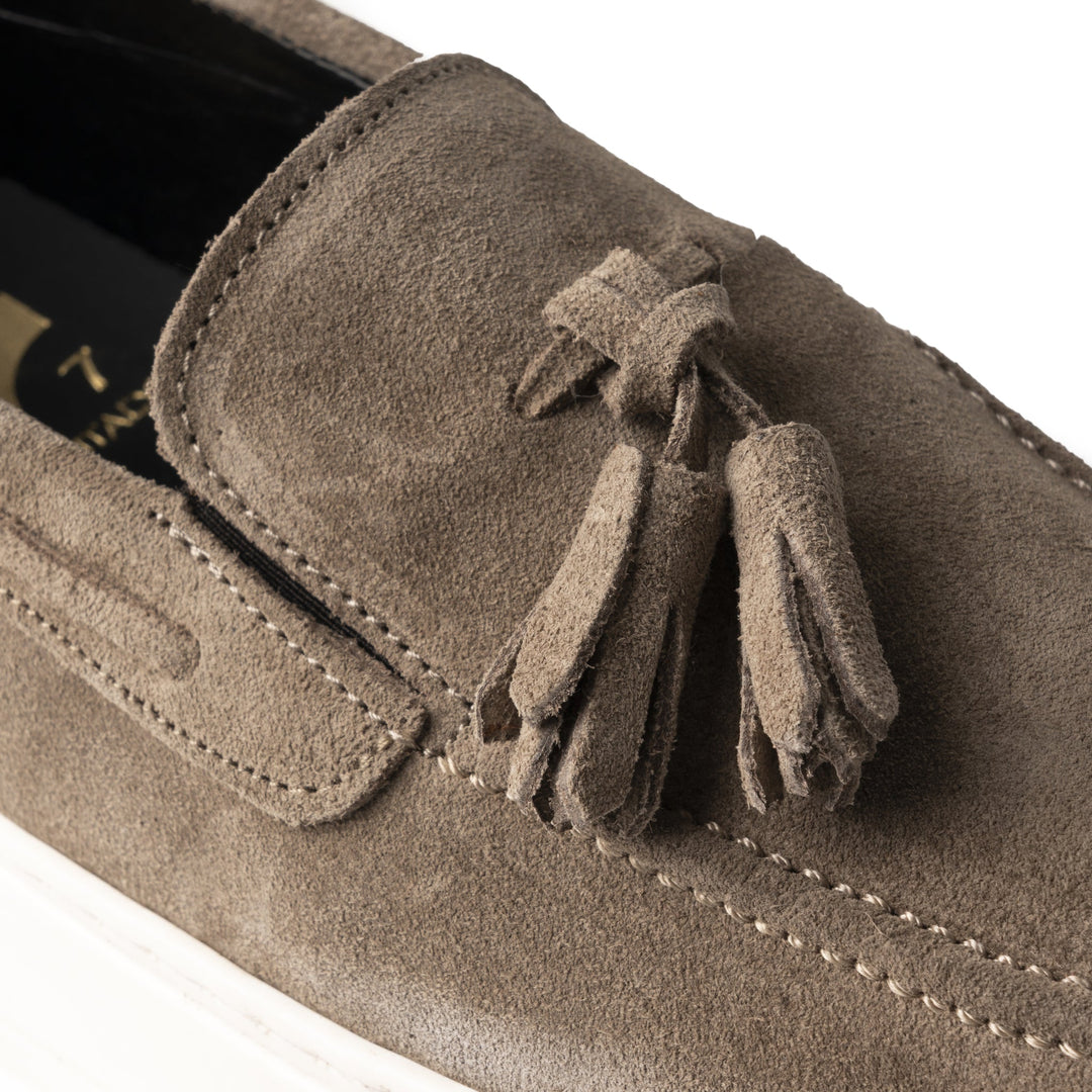 Mocassino Uomo in Camoscio Taupe con Suola Bianca Moderna Elegante 2