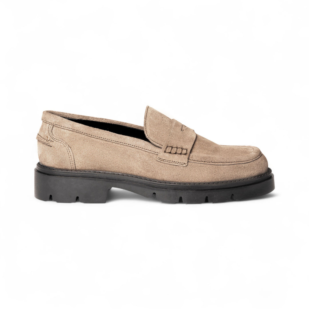 Mocassino Uomo in Camoscio Taupe con Suola Leggera e Nappine Eleganti 0