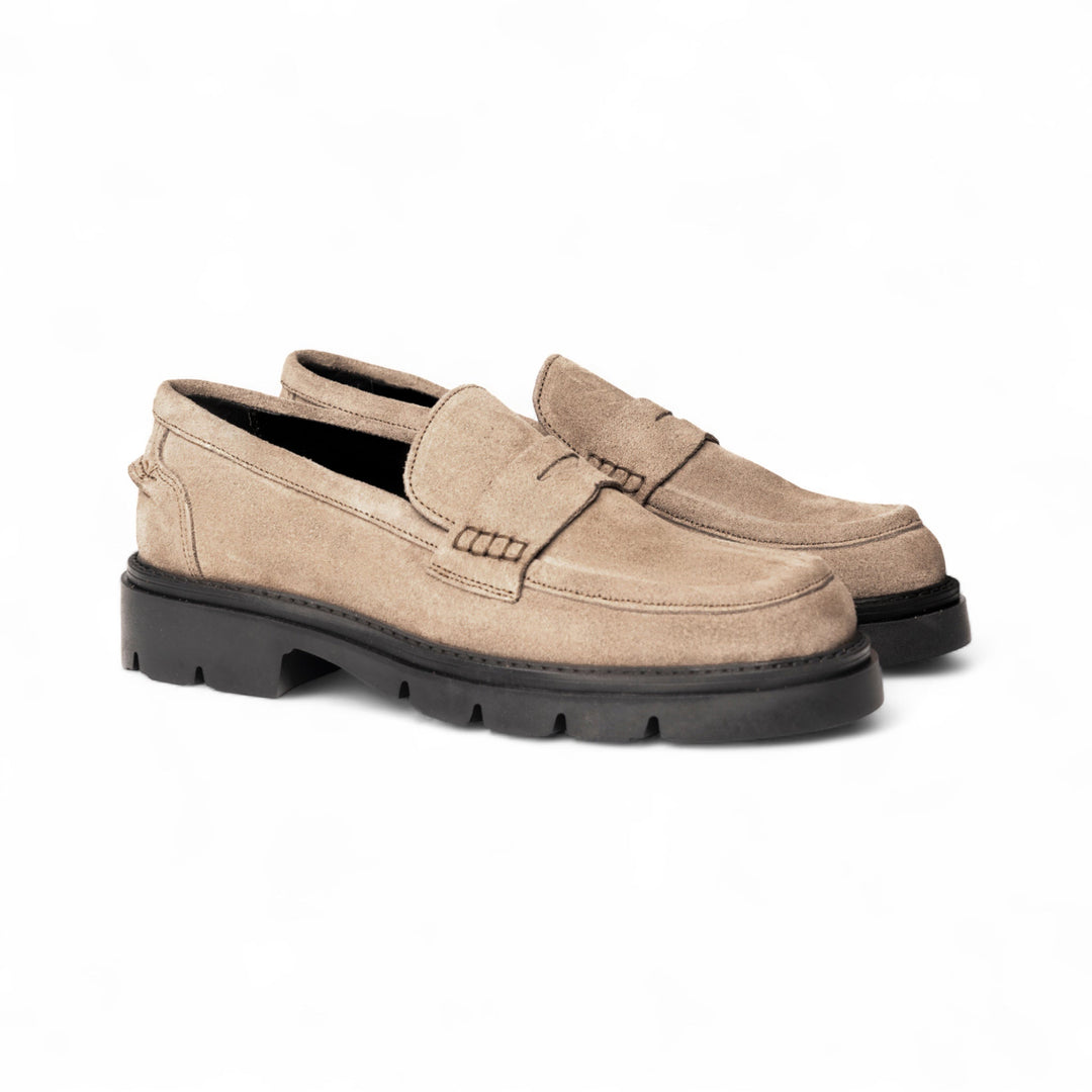 Mocassino Uomo in Camoscio Taupe con Suola Leggera e Nappine Eleganti 1