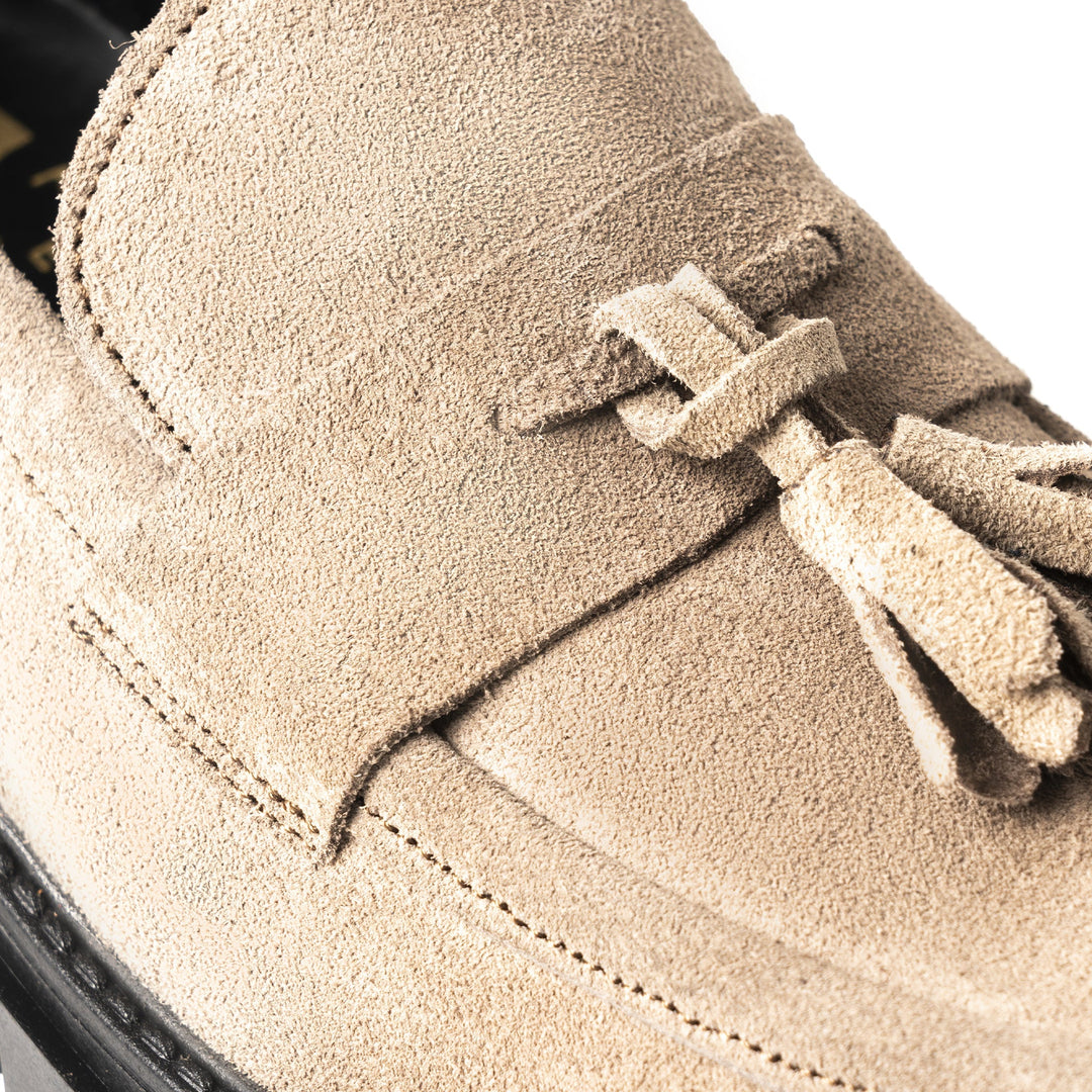 Mocassino Uomo in Camoscio Taupe con Suola Leggera e Nappine Eleganti 2