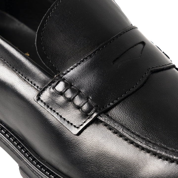 Mocassino Uomo in Vitello Nero con Suola Roccia Elegante e Versatile 2